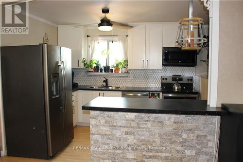 23 Lamb Court, Hamilton (Lisgar), ON - Indoor Photo Showing Kitchen With Upgraded Kitchen