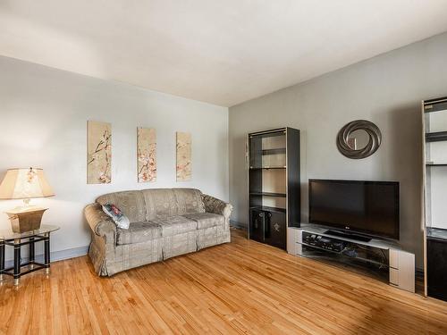 Living room - 296 Rue Chambly, Longueuil (Greenfield Park), QC - Indoor Photo Showing Living Room