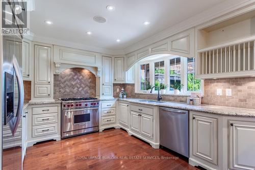 2185 Meadowland Drive, Oakville (River Oaks), ON - Indoor Photo Showing Kitchen With Upgraded Kitchen