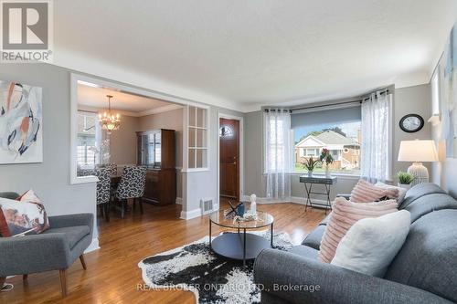 28 Walter Avenue S, Hamilton (Normanhurst), ON - Indoor Photo Showing Living Room