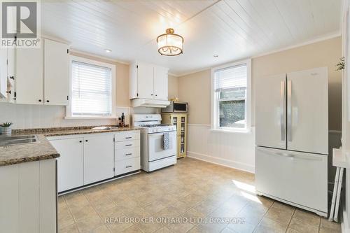 28 Walter Avenue S, Hamilton (Normanhurst), ON - Indoor Photo Showing Kitchen With Double Sink