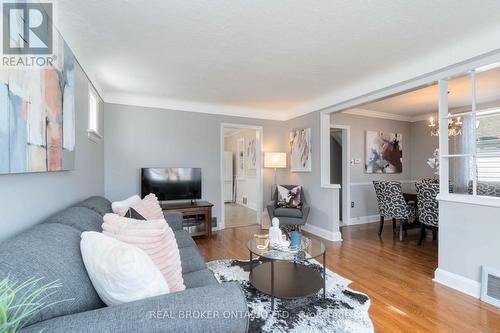 28 Walter Avenue S, Hamilton (Normanhurst), ON - Indoor Photo Showing Living Room