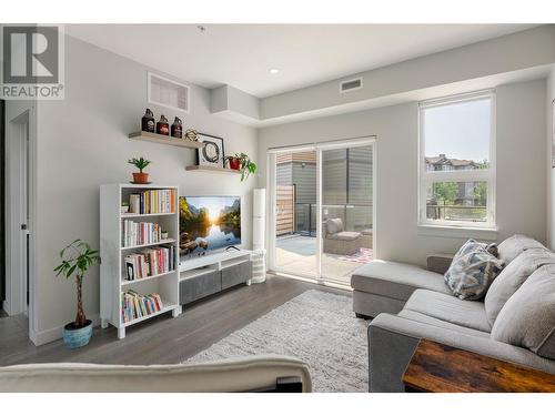 3630 Mission Springs Drive Unit# 108, Kelowna, BC - Indoor Photo Showing Living Room