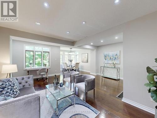 100 Seaton Drive, Aurora (Aurora Highlands), ON - Indoor Photo Showing Living Room