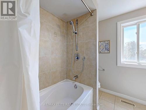 100 Seaton Drive, Aurora (Aurora Highlands), ON - Indoor Photo Showing Bathroom