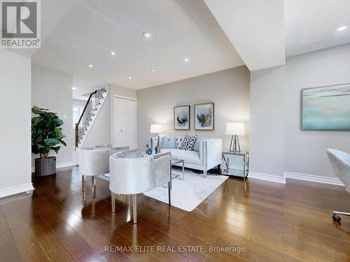 100 Seaton Drive, Aurora (Aurora Highlands), ON - Indoor Photo Showing Living Room