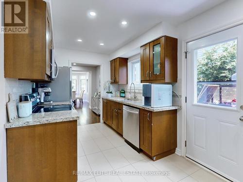 100 Seaton Drive, Aurora (Aurora Highlands), ON - Indoor Photo Showing Kitchen