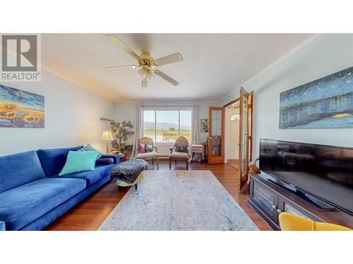 8901 92Nd Avenue, Osoyoos, BC - Indoor Photo Showing Living Room