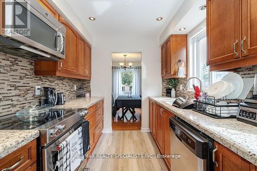 7 Newbridge Crescent, Brampton (Westgate), ON - Indoor Photo Showing Kitchen With Upgraded Kitchen