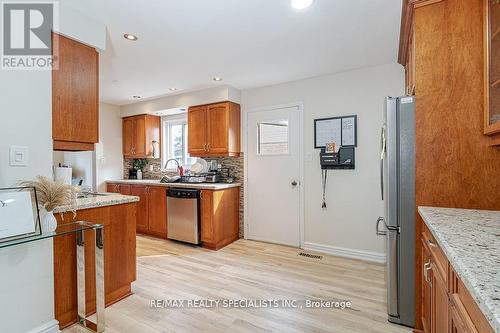 7 Newbridge Crescent, Brampton (Westgate), ON - Indoor Photo Showing Kitchen