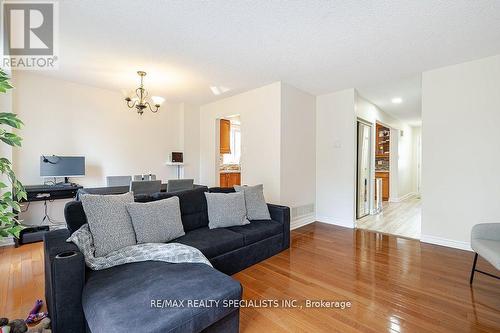 7 Newbridge Crescent, Brampton (Westgate), ON - Indoor Photo Showing Living Room