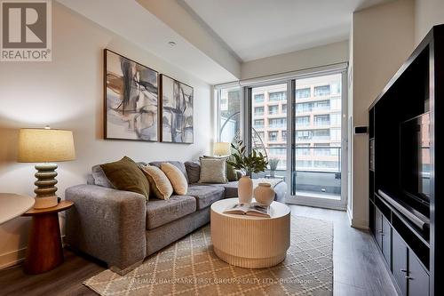 217 - 100 Eagle Rock Way, Vaughan, ON - Indoor Photo Showing Living Room