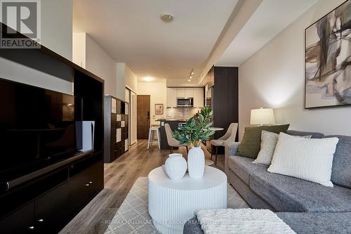 217 - 100 Eagle Rock Way, Vaughan, ON - Indoor Photo Showing Living Room