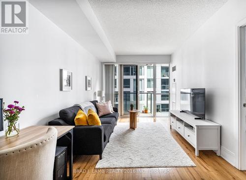 604 - 560 Front Street W, Toronto (Waterfront Communities), ON - Indoor Photo Showing Living Room