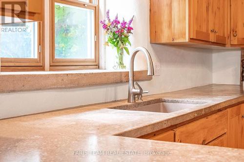 5745 Line 3 N, Midland, ON - Indoor Photo Showing Kitchen