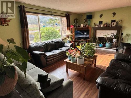 189 Snowsell Street N, Kelowna, BC - Indoor Photo Showing Living Room