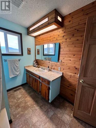 189 Snowsell Street N, Kelowna, BC - Indoor Photo Showing Bathroom