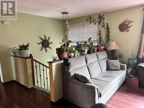 189 Snowsell Street N, Kelowna, BC - Indoor Photo Showing Living Room