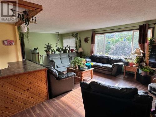 189 Snowsell Street N, Kelowna, BC - Indoor Photo Showing Living Room