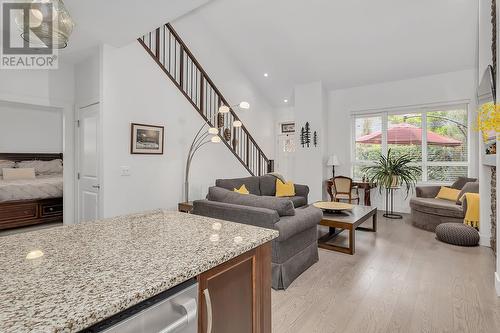 1960 Klo Road Unit# 20, Kelowna, BC - Indoor Photo Showing Living Room