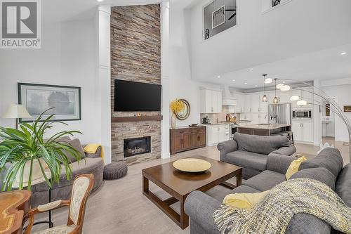 1960 Klo Road Unit# 20, Kelowna, BC - Indoor Photo Showing Living Room With Fireplace