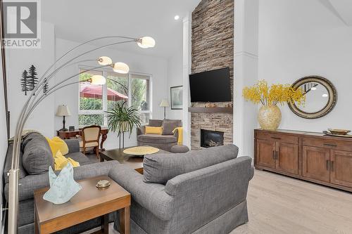 1960 Klo Road Unit# 20, Kelowna, BC - Indoor Photo Showing Living Room With Fireplace