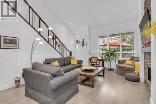 1960 Klo Road Unit# 20, Kelowna, BC - Indoor Photo Showing Living Room