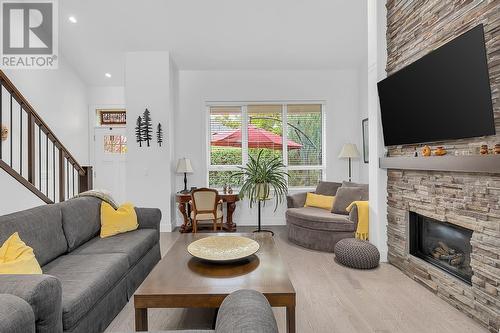 1960 Klo Road Unit# 20, Kelowna, BC - Indoor Photo Showing Living Room With Fireplace