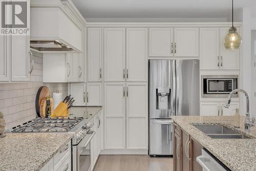 1960 Klo Road Unit# 20, Kelowna, BC - Indoor Photo Showing Kitchen With Double Sink With Upgraded Kitchen