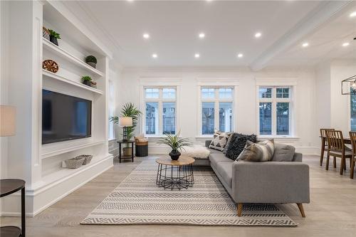 620 King Road, Burlington, ON - Indoor Photo Showing Living Room