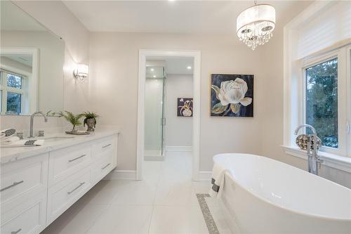 620 King Road, Burlington, ON - Indoor Photo Showing Bathroom