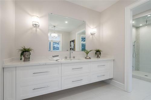 620 King Road, Burlington, ON - Indoor Photo Showing Bathroom