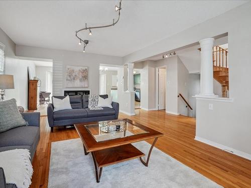 5649 Condor Place, Mississauga, ON - Indoor Photo Showing Living Room