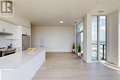 Ph203 - 9000 Jane Street, Vaughan, ON - Indoor Photo Showing Kitchen