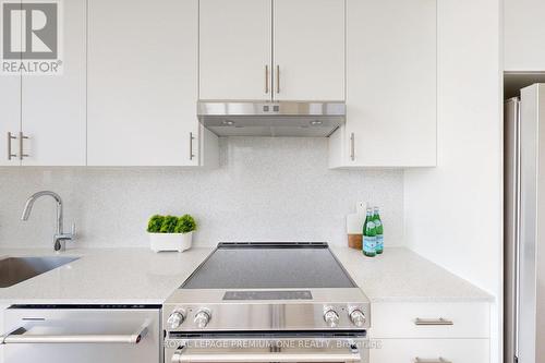 Ph203 - 9000 Jane Street, Vaughan, ON - Indoor Photo Showing Kitchen With Upgraded Kitchen