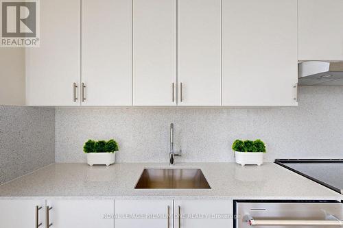 Ph203 - 9000 Jane Street, Vaughan (Concord), ON - Indoor Photo Showing Kitchen With Upgraded Kitchen