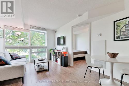 910 - 219 Fort York Boulevard, Toronto (Niagara), ON - Indoor Photo Showing Living Room