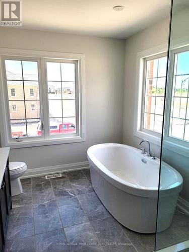 2 Lorrain Hand Crescent, Georgina, ON - Indoor Photo Showing Bathroom