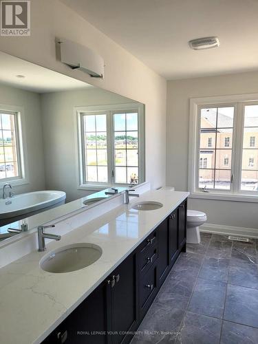 2 Lorrain Hand Crescent, Georgina, ON - Indoor Photo Showing Bathroom