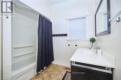 16 1/2 Lakeside Drive, St. Catharines, ON - Indoor Photo Showing Bathroom