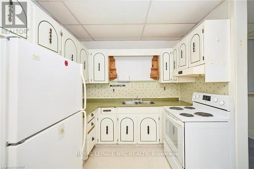 16 1/2 Lakeside Drive, St. Catharines, ON - Indoor Photo Showing Kitchen With Double Sink