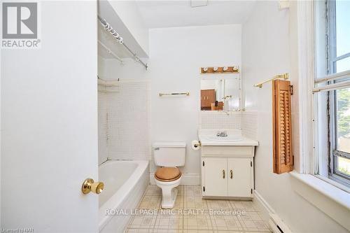 16 1/2 Lakeside Drive, St. Catharines, ON - Indoor Photo Showing Bathroom