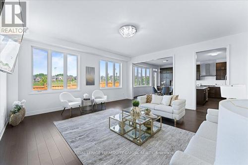 130 Frank Kelly Drive, East Gwillimbury (Holland Landing), ON - Indoor Photo Showing Living Room