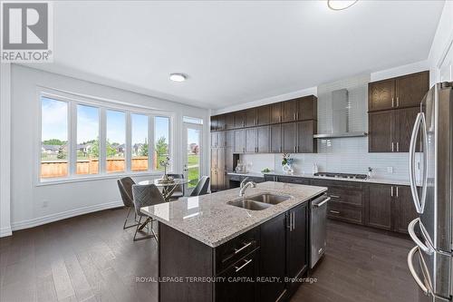 130 Frank Kelly Drive, East Gwillimbury (Holland Landing), ON - Indoor Photo Showing Kitchen With Double Sink With Upgraded Kitchen