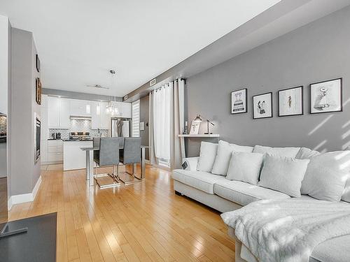 Living room - 2340 Rue Des Francs-Bourgeois, Boisbriand, QC - Indoor Photo Showing Living Room