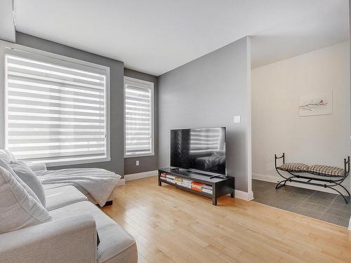 Salon - 2340 Rue Des Francs-Bourgeois, Boisbriand, QC - Indoor Photo Showing Living Room