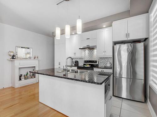 Kitchen - 2340 Rue Des Francs-Bourgeois, Boisbriand, QC - Indoor Photo Showing Kitchen With Double Sink With Upgraded Kitchen