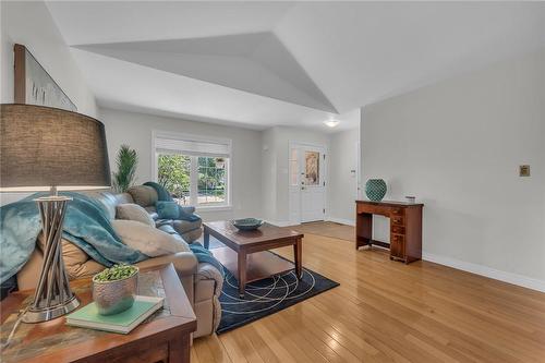 Soaring ceilings - 190 Annabelle Street, Hamilton, ON - Indoor Photo Showing Living Room