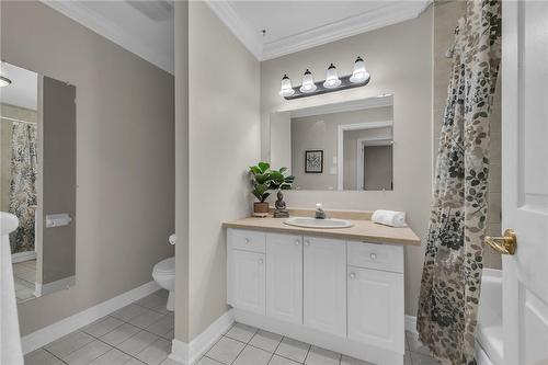 Main floor bath with crown molding - 190 Annabelle Street, Hamilton, ON - Indoor Photo Showing Bathroom