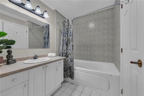 Main floor bath with jacuzzi tub - 190 Annabelle Street, Hamilton, ON - Indoor Photo Showing Bathroom